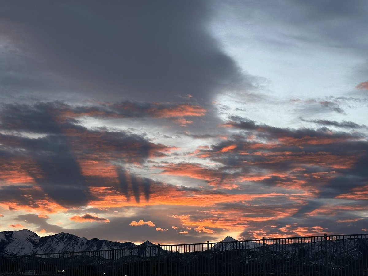 peoples_unicorn's tweet photo. pic from this morning’s #Utah sky #Taji100 #CohortW #RuckYeah 🦄 https://t.co/x1UhD6doVG