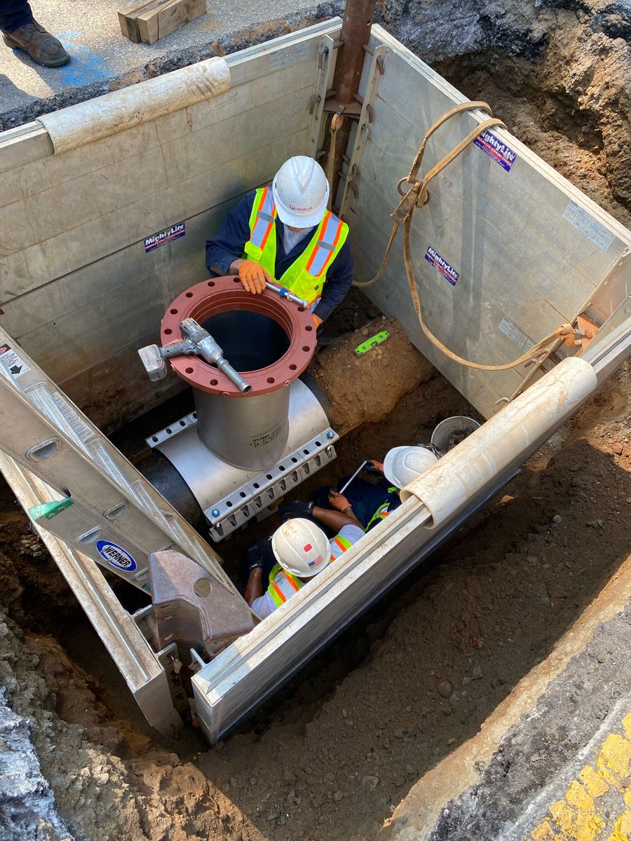 HydraStop's tweet photo. #TBT This community in Hackensack, NJ, avoided a potentially large shutdown area thanks to installing a 16" #InstaValve insertion valve. Crews could shut off the water to change out multiple meters strategically.
#JobsitePhotos #HydraStop #ValveInsertion #ThrowbackThursday https://t.co/aQ5dTHmbrj