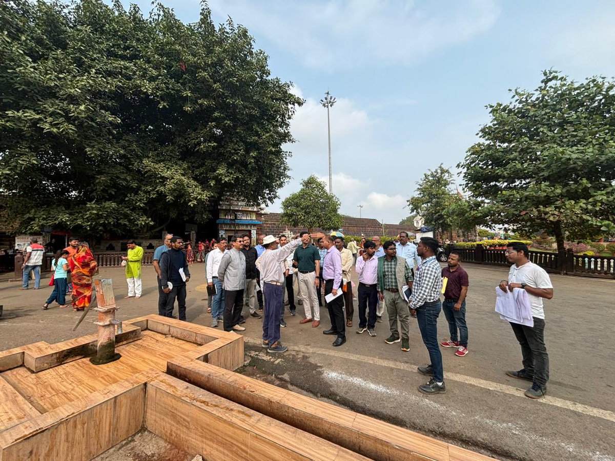 PWD_Odisha's tweet photo. Principal Secretary to Works Department, Shri Vir Vikram Yadav, along with Collector @DMKhordha, MD, @OBCC_Odisha &amp; other officials visited Ekamra Kshetra Project area today &amp; reviewed the progress of various developmental work.

#EkamraProject #OdishaOnTheMove https://t.co/U2rRgNRrSR