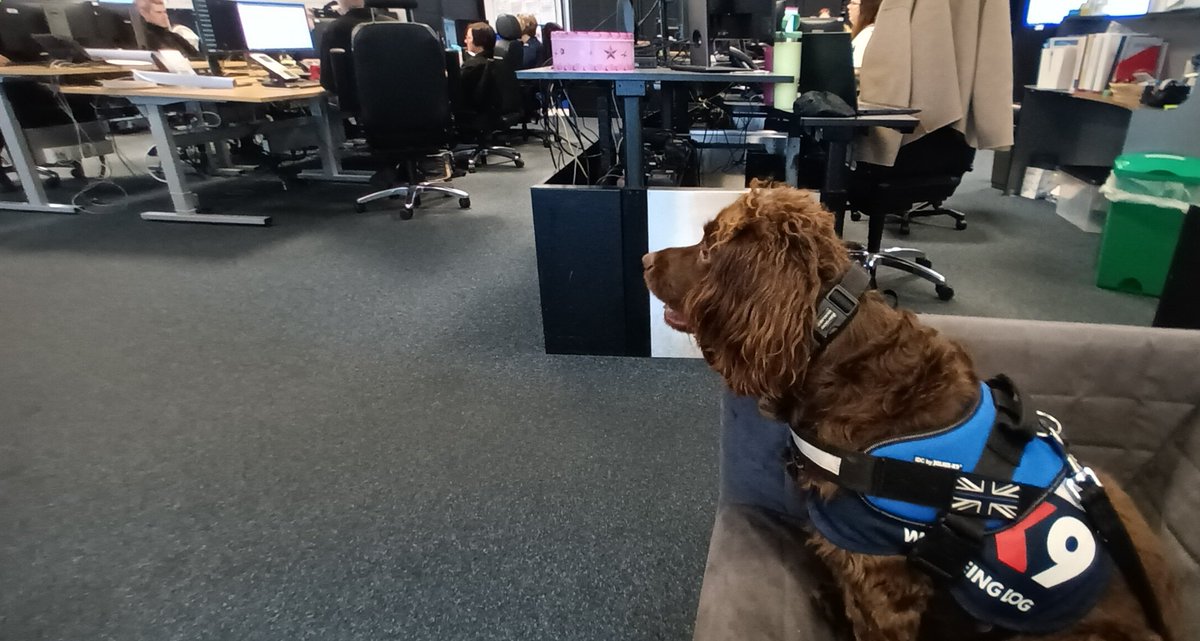 Henley looking at 'what's going on' in Abingdon Control room, it's so busy! <a href="/OscarKiloUK/">Oscar Kilo</a> <a href="/OscarKiloNine/">OscarKilo9</a>