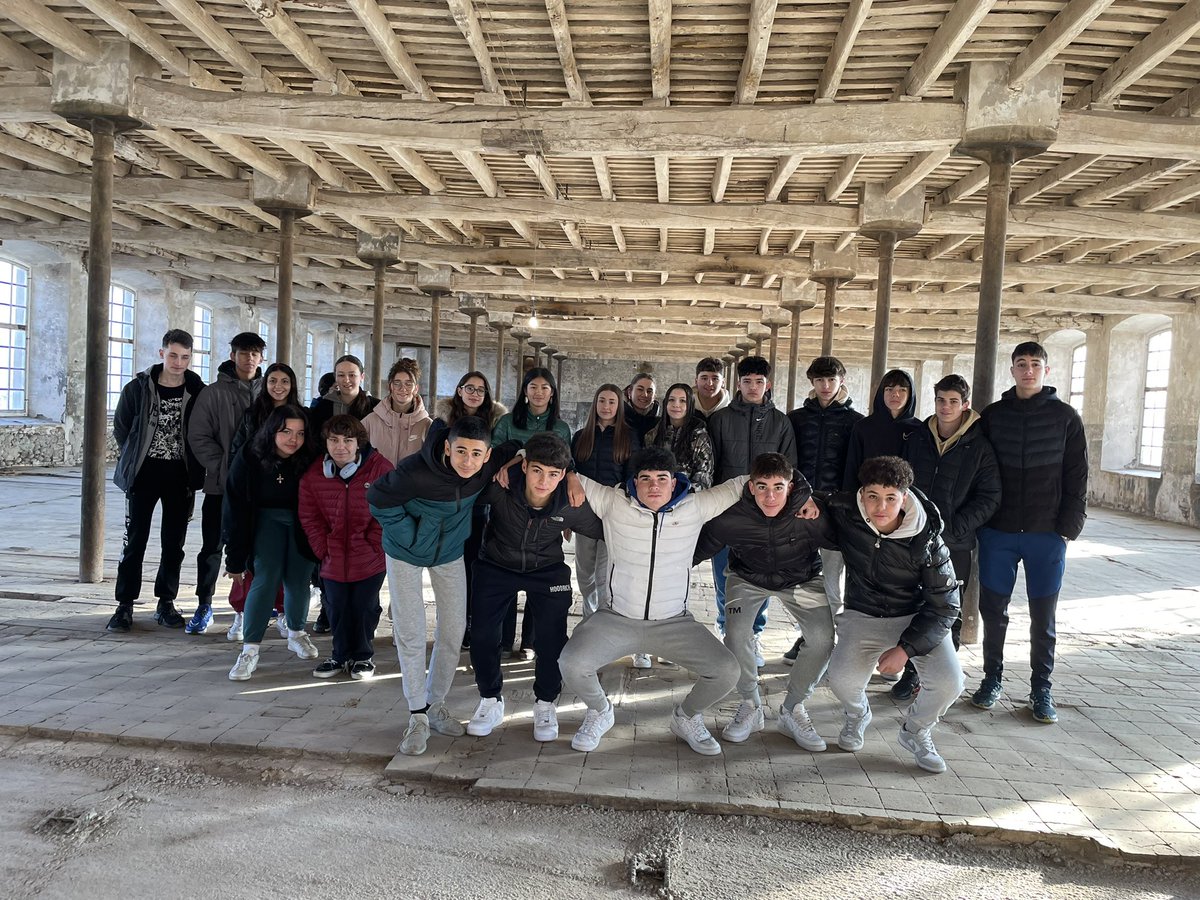 LaSalleManlleu's tweet image. 🏭 Els alumnes de #4ESO visiten la Colònia Rusiñol i Cau Faluga per aprofundir els seus coneixements del passat industrial de la nostra ciutat.
.
👉🏻 Una visita interessant dirigida pels responsables del @museudelter 
.
#sortides #CiènciesSocials #història #Gràcies #SomLaSalle