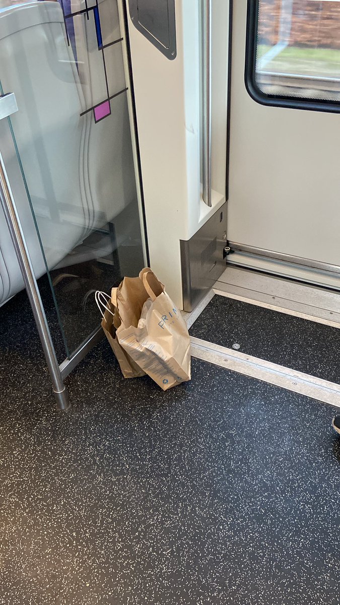 ReitsmaHans's tweet photo. @NS_online vergeten in de sprinter naar zwolle bij Amersfoort https://t.co/dCaI3tqLYs