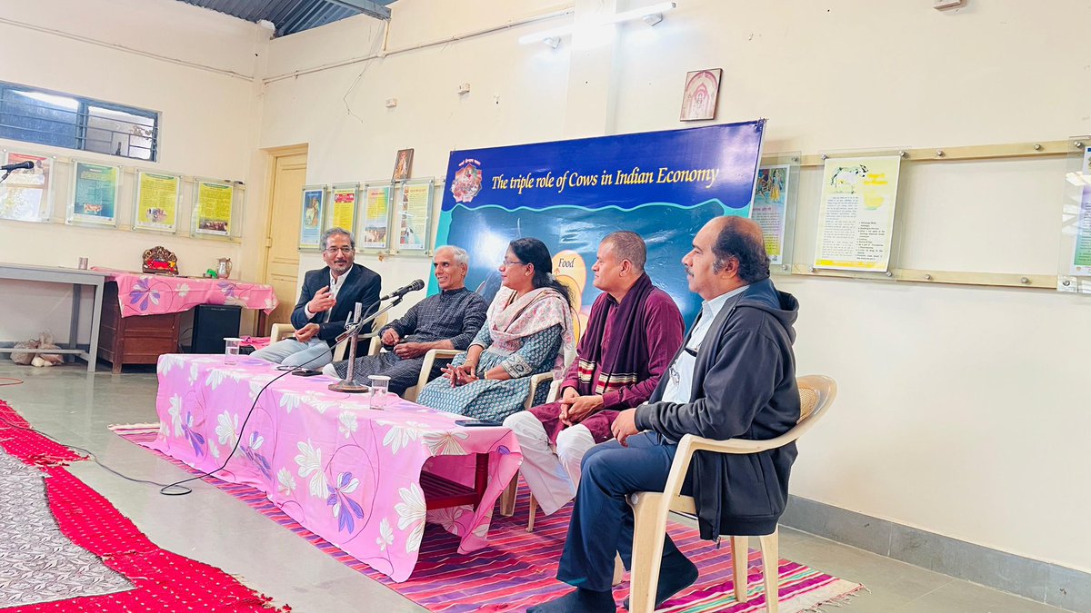 RiteshVijay6's tweet photo. Interaction with 11th and 12th Science studnets and Felicitation by Go Vigyan Anusandhan Kendra #GVAK Deolapar on successful one year completion of @CSIR_NEERI’s Up-flow Compact Constructed Wetland #UCCW based STP technology. @GoVigyanNagpur @CSIR_IND https://t.co/rhLts2i0TV