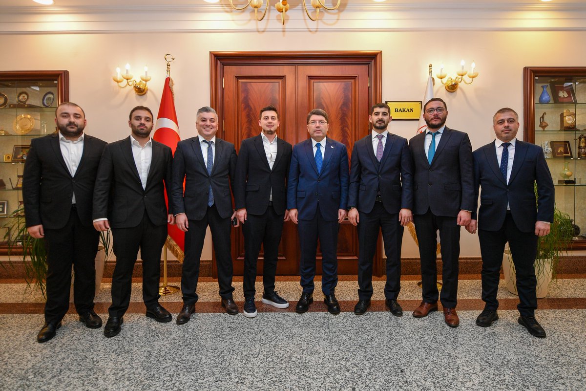 #Bartın Genç İş İnsanları Derneği Başkanı Hüseyin Alp Akın ve yönetimini, Bakanlığımızda konuk ettik.

Başarılı genç girişimcilerimizin güzel memleketimiz Bartın’daki çalışmaları üzerine bilgi alışverişinde bulunduk.

Kıymetli hemşehrilerime nazik ziyaretleri için teşekkür