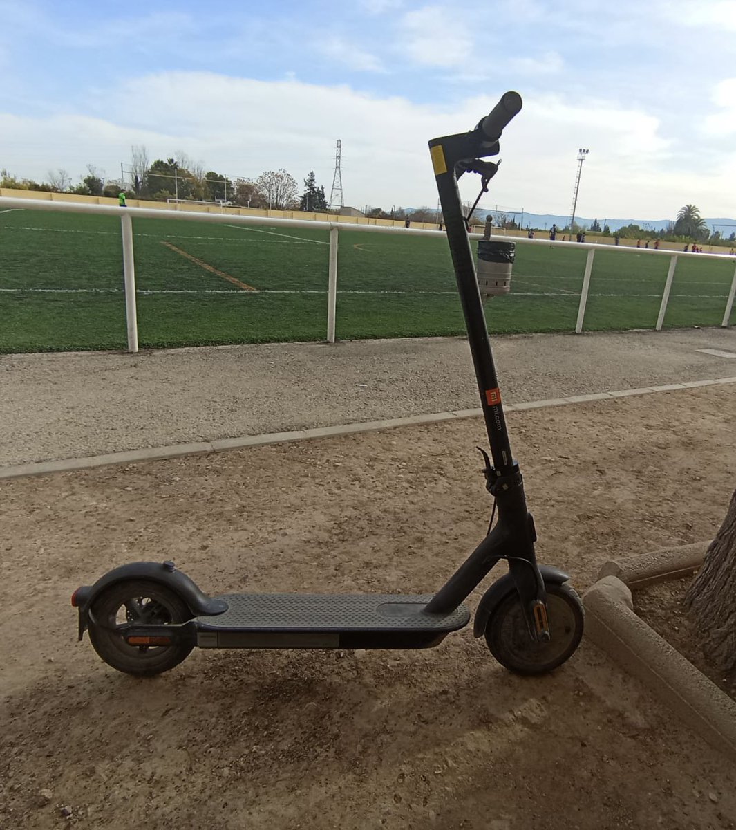 AnaToledo___'s tweet photo. Haz tu magia @MurciaPolicia . Esta tarde, en la zona del hospital Quirón, donde hay cámaras, han robado el patinete, Xiaomi 1s ( lo ha dejado con su buen candado ) a mi vecino adolescente mientras estaba en el hospital acompañando a su padre recién operado. Pido rt . Gracias https://t.co/oNaZCZjXVd