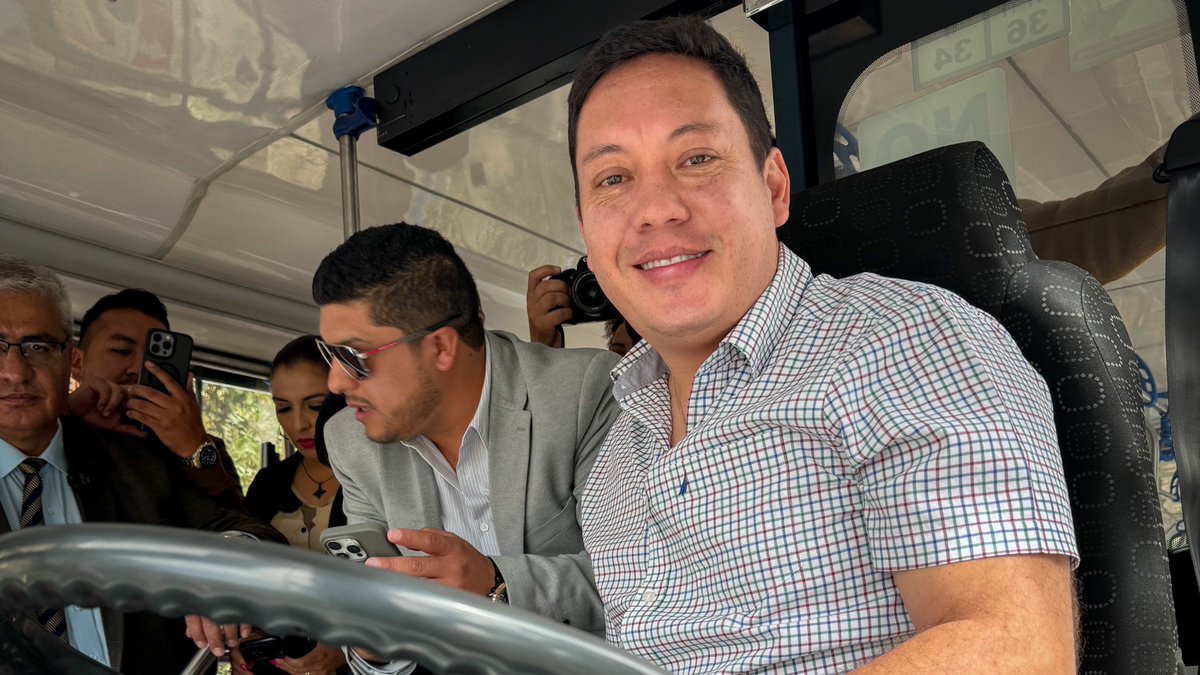 czamoramatute's tweet photo. ¡#Cuenca avanza hacia el #desarrollo con #seguridad y tecnología en el #TransportePúblico! 🚌💡
✍️Hoy firmamos un #convenio de alianza entre @emov_ep, el @CSC_CUENCA, la @ctccuenca para la potenciación de las #ParadasInteligentes de la ciudad que beneficiaron a todos los usuarios en especial a los jóvenes que realizan su uso diario.
✅🚨 Las #nuevas paradas repotenciadas están equipadas con #tecnología avanzada, incluyendo #BotónDePánico para emergencias.
¡Su seguridad es nuestra prioridad y estas acciones las hacemos con #AmorPorCuenca❤️💛!