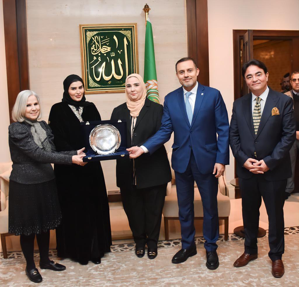 وختامًا، تشرفت باستلام درع التكريم تعبيراً عن تقدير جهود دولة قطر في المجال التنموي العربي خلال رئاستنا للدورة ٤٢ لمجلس وزراء الشؤون الاجتماعيه العرب لتكون قطر نموذج يستفاد من تجربته خاصه في مجال الإعاقة والتماسك الأسري والحفاظ على الموروث الاجتماعي