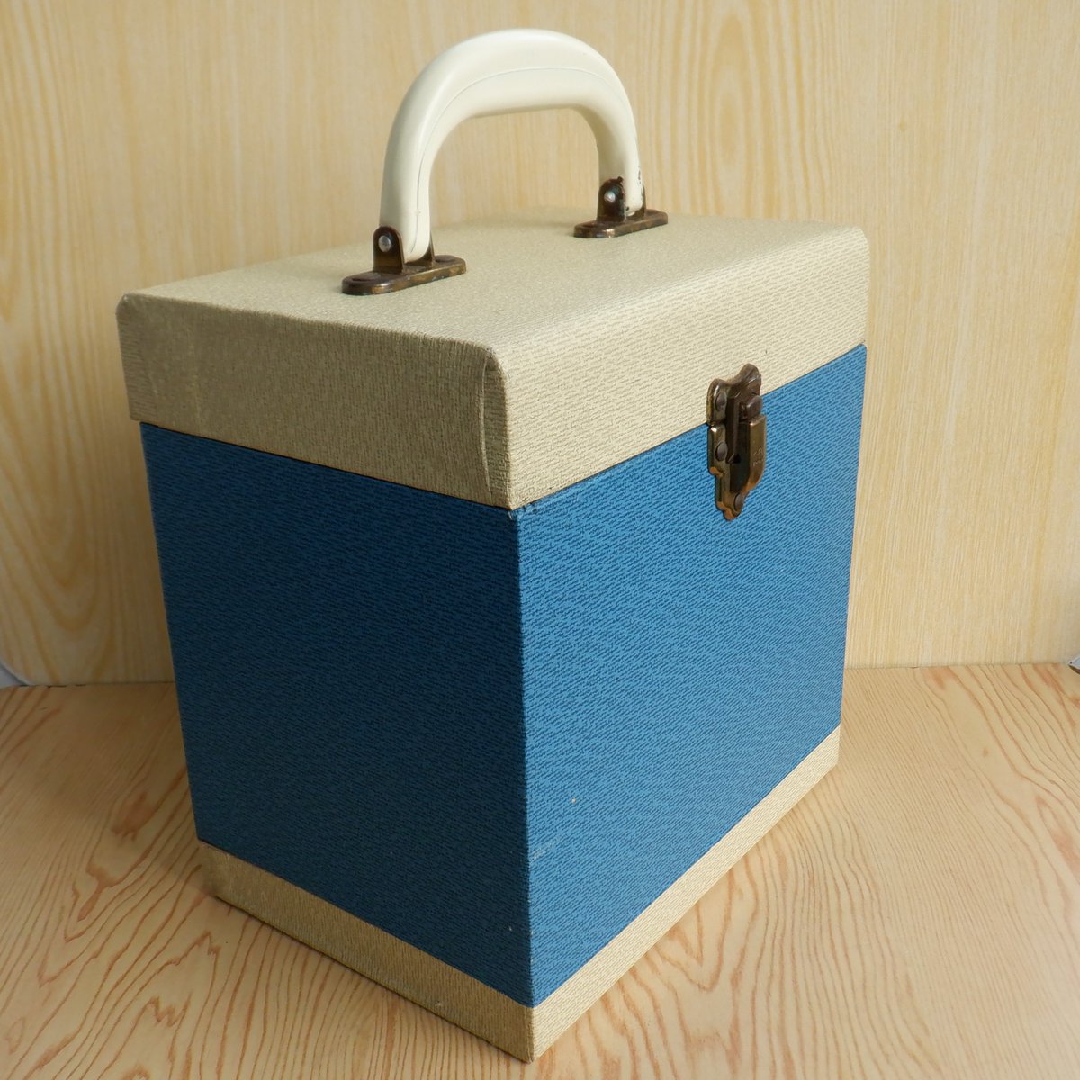 EverRotating's tweet photo. A vintage blue/white Winel 7" vinyl record carrying case from the early 1960s. Made in Great Britain by Henry Elwin Ltd of Nottingham.
🛒 https://t.co/8PnWamSCmA
#Vintage #FollowVintage #Winel #VintageVinyl #1960s #VintageProps #eBay https://t.co/DHmf2pCWtU