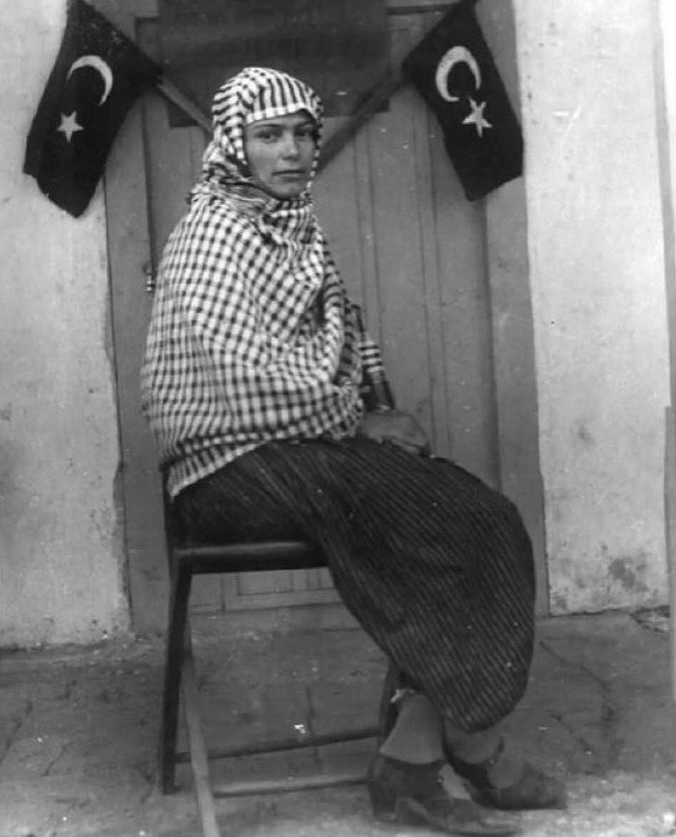 tarihiiimerak's tweet photo. 1933 yılında Aydın 'ın Demircidere köyüne muhtar seçilen, Türkiye'nin seçilmiş ilk kadın muhtarı Gül Esin. https://t.co/OiaUY5wYFd