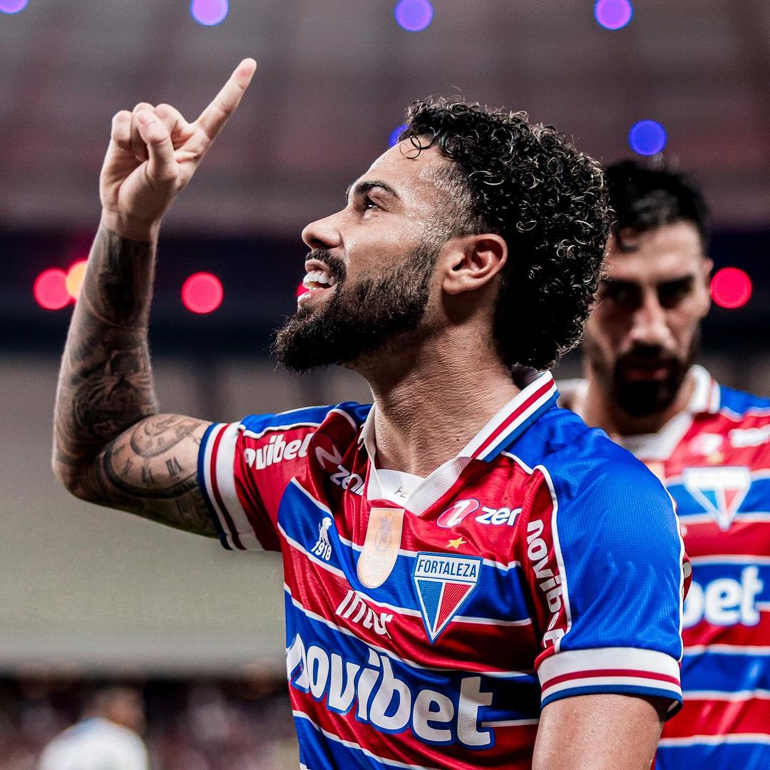 SofascoreBR's tweet image. 🔎 Calebe tem 8 participações em gols nos últimos 8 jogos pelo Fortaleza. 🔥🔥

⚽ 4 gols️
🅰️ 4 assistências
🔑 13 passes decisivos (!)
👟 14 finalizações (10 no gol!)
🦾 29 bolas recuperadas
💨 78% acerto no drible (!)
↗️ 71% acerto no passe longo (!)
💯 Nota Sofascore 7.70