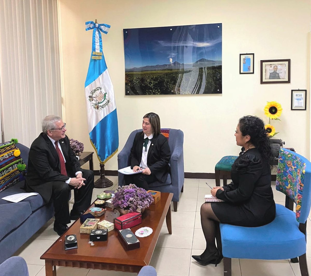 El Embajador de Cuba en Guatemala, Nazario Fernández Biosca, sostuvo un encuentro con la Directora General de Relaciones Internacionales Bilaterales del <a href="/MinexGt/">MINEX Guatemala 🇬🇹</a> en el que reiteró el compromiso de profundizar la cooperación en las áreas de: salud, deporte, cultura y educación.