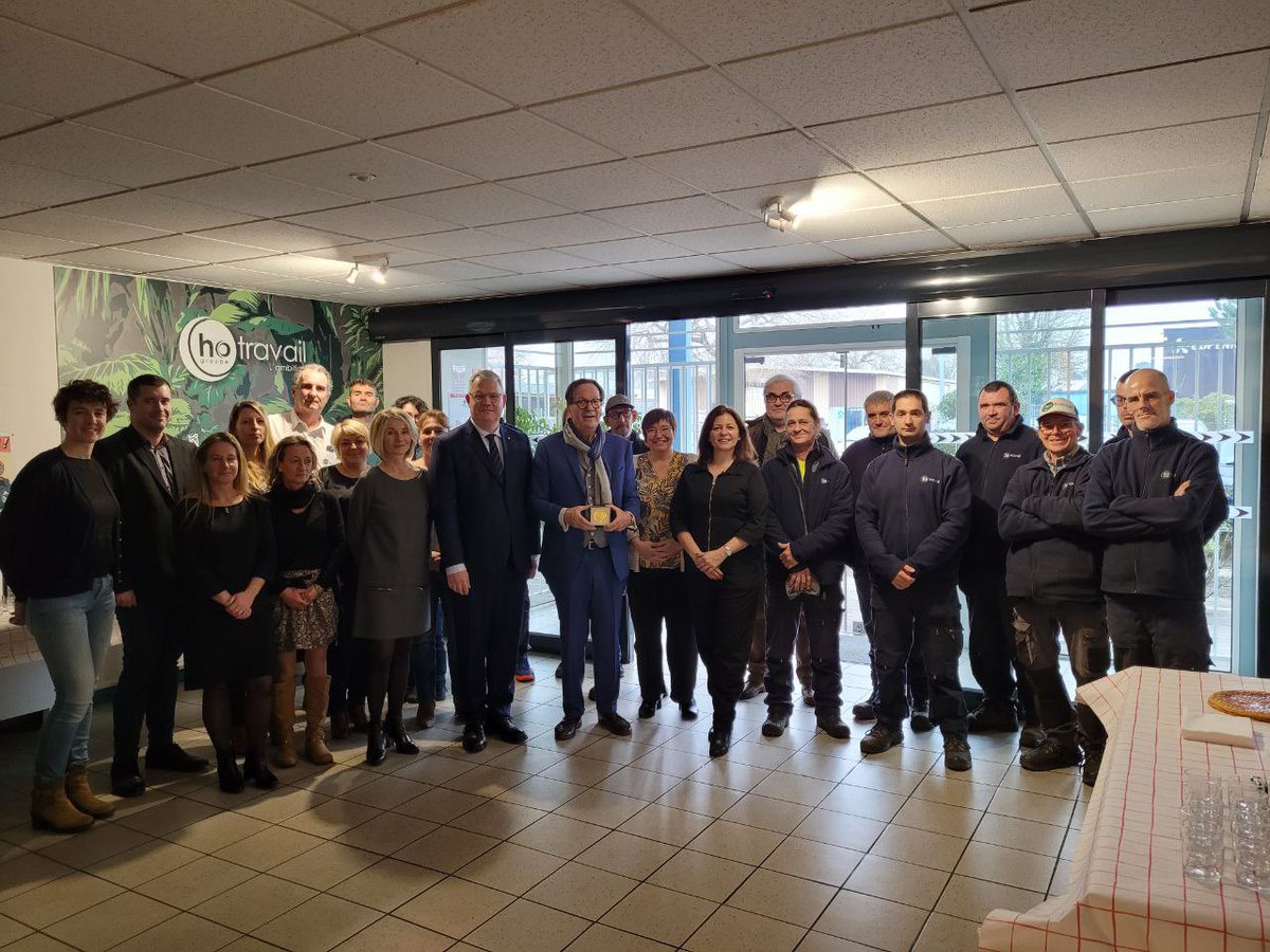 🏅Honoré de remettre la Médaille de l’<a href="/AssembleeNat/">Assemblée nationale</a> à Serge Dessay fondateur de <a href="/Hotravail/">Hotravail</a> 
🌿Ce groupe cestadais emploie + de 500 salariés dont 97 % en situation de handicap dans l’entretien des espaces verts ou la viticulture.
🙏Cette saga de 35 ans méritait d’être récompensée.