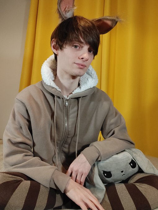 Cuddling mode engage 💚  Looking for target 👾 https://t.co/4KcsivTaT8