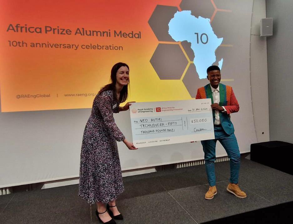 🌍 The #AfricaPrize is 10! 🎉 Congratulations to @NeoHutiri who received £50,000 and was awarded the Africa Prize Alumni Medal by HRH The Princess Royal yesterday at an event @RAEngGlobal Huge thanks to everyone who has contributed to the success of the programme 🙏🏻