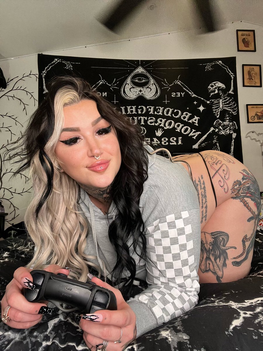 Ellie Stockholm tweet media