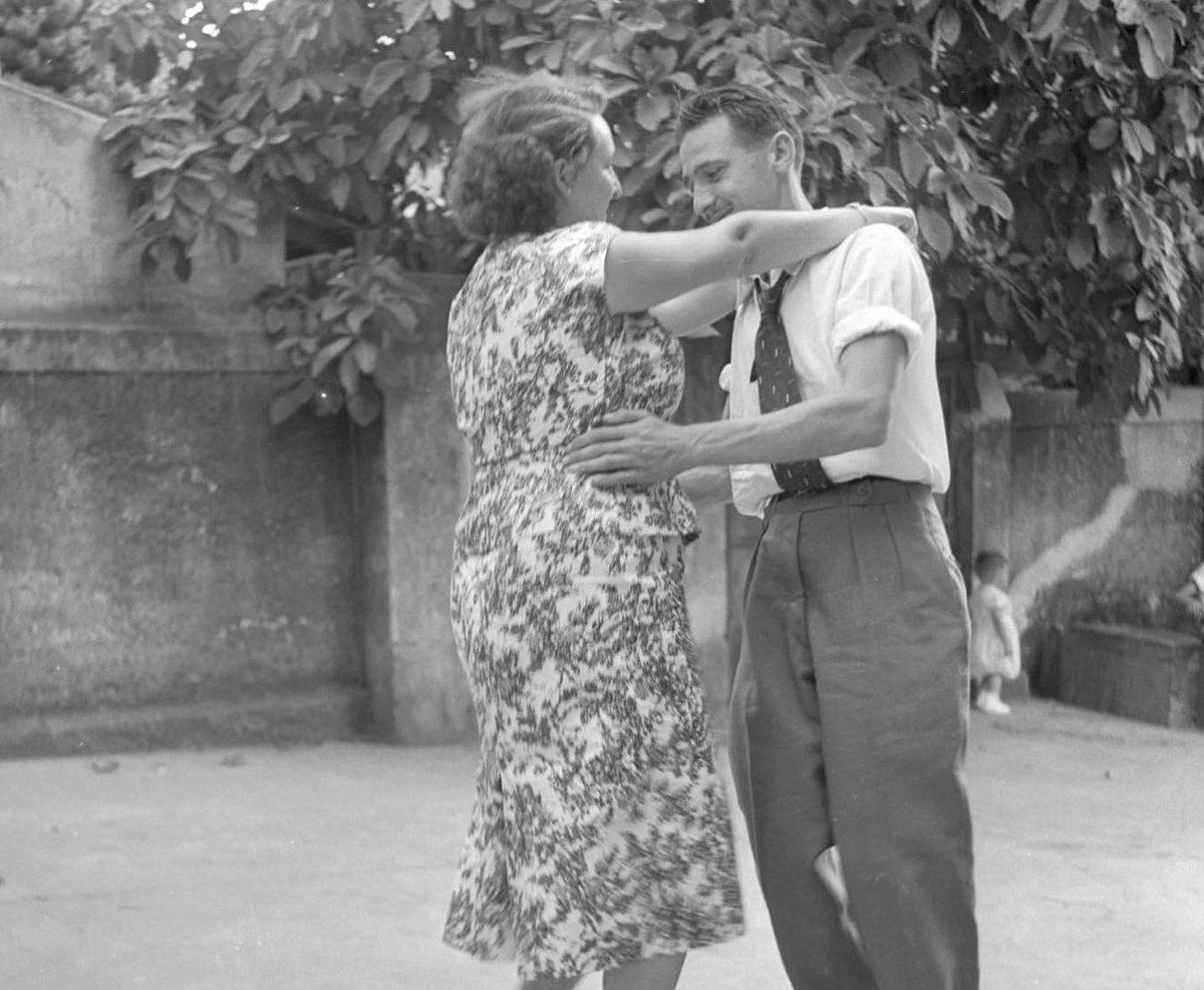 Recentemente encontrei uma caixa com 250 negativos de registros fotográficos de um morador da Penha, bairro da zona norte do Rio, em 1955. Nada é mais bonito que a vida acontecendo.