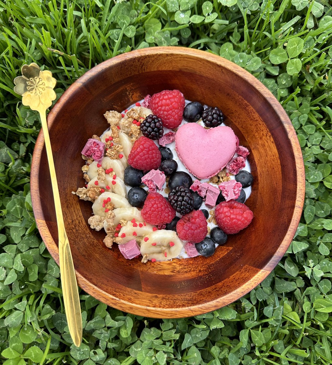 rickysteacup's tweet image. today’s bowl was very raspberry-themed with fresh berries, raspberry macaron, and raspberry and pistachio ruby chocolate 🫐💕🍌