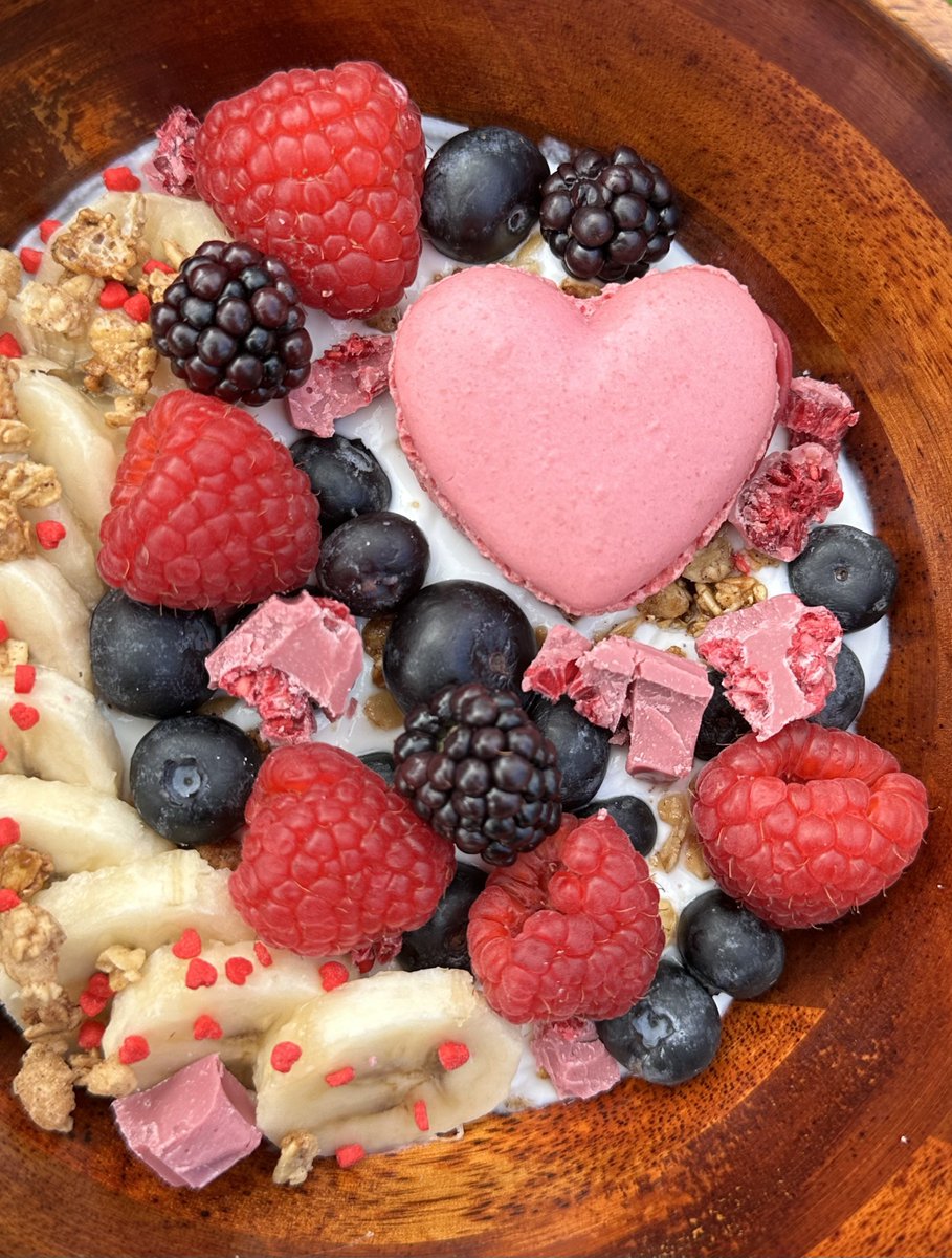 rickysteacup's tweet image. today’s bowl was very raspberry-themed with fresh berries, raspberry macaron, and raspberry and pistachio ruby chocolate 🫐💕🍌