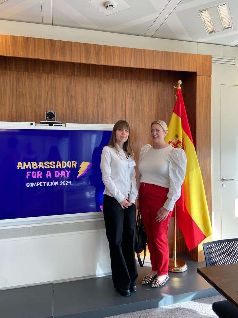 NZinSpain's tweet photo. La Encargada de Negocios Renee Heal participó en una sesión de speed mentoring con los ganadores, y disfrutó de la oportunidad de conocer a la estudiante Irene Mas, que gracias a su pasión por Nueva Zelanda fue la ganadora asignada a nuestra Embajada. 🙌 🇳🇿 https://t.co/MklNVoNPCE