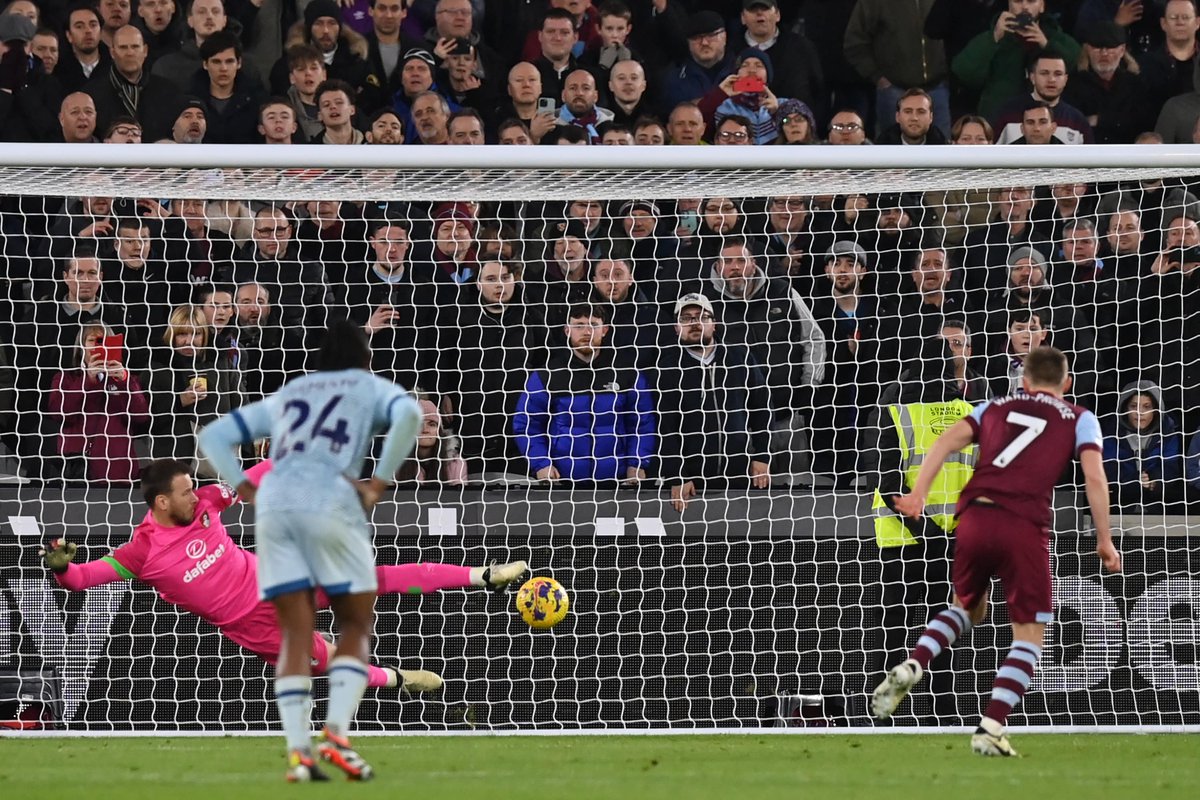 🎯 @WestHam are back on level terms!

James Ward-Prowse fires home from the spot after Mohammed Kudus was brought down in the box ⚒️ 

#WHUBOU