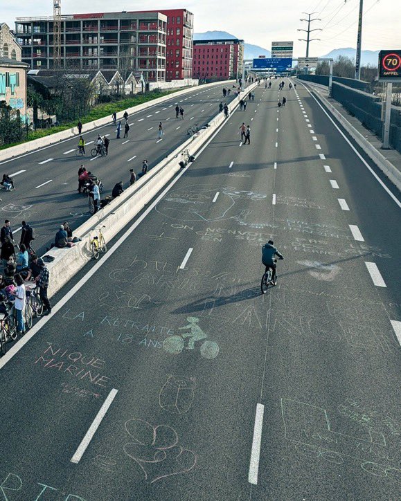 CerfiaFR's tweet image. 🇫🇷🚜 INSOLITE | L'autoroute A480 à #Grenoble s'est transformée en aire de jeu depuis le #blocus des #AgriculteursEnColere.