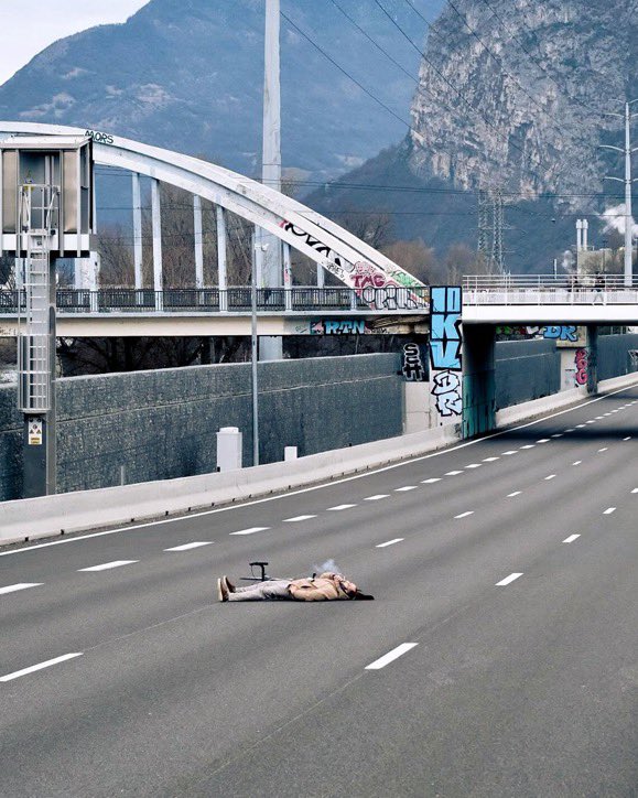 CerfiaFR's tweet image. 🇫🇷🚜 INSOLITE | L'autoroute A480 à #Grenoble s'est transformée en aire de jeu depuis le #blocus des #AgriculteursEnColere.