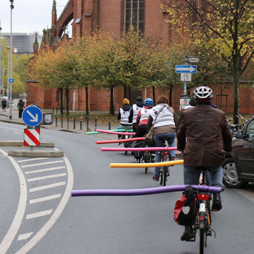 Ich und meine Gang die auf der Strasse fahren obwohl es einen Radweg gibt den wir bei der Stadt eingefordert haben ihn aber nicht benutzen weil er nicht Benutzungspflichtig ist, haha nehmt das ihr dummen Steuerzahler. #Fahrradbubble