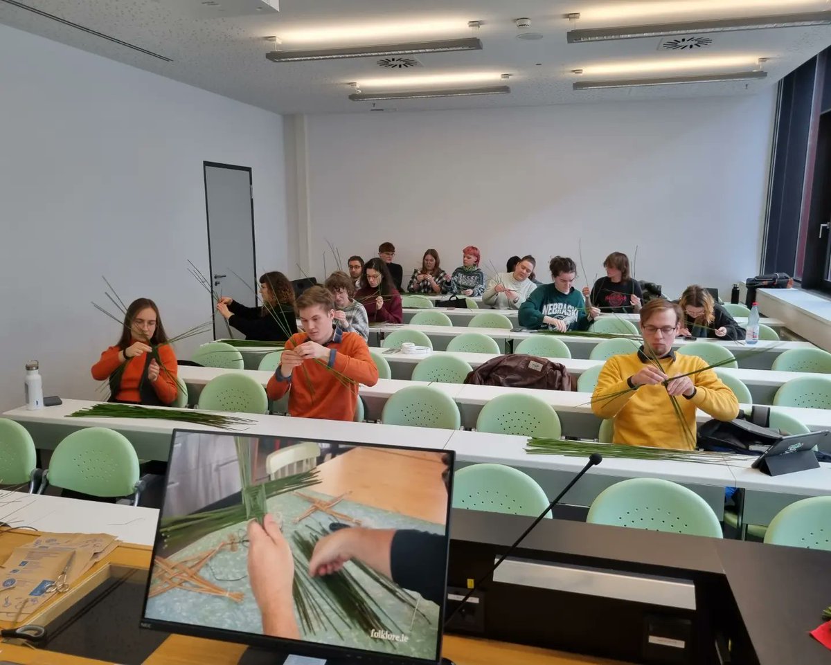 D'fhoghlaim na mic léinn conas crosóg Bhríde a dhéanamh inniu. Tá seimeastar an gheimhridh tagtha chun críche agus tá an t-earrach linn! 

The students learned how to make a Brigid's cross today. The winter semester has come to an end and spring is here!