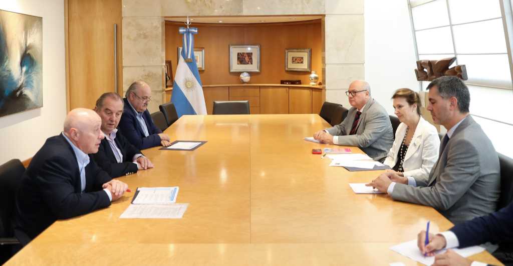 Compromiso oficial para aumentar la promoción de la #carne vacuna #argentina en el exterior. Reunión Cancillería-IPCVA, estrategias para impulsar exportaciones, apertura de nuevos mercados, ampliación de cuotas y negociaciones Mercosur-UE.
tradenews.com.ar/compromiso-ofi…