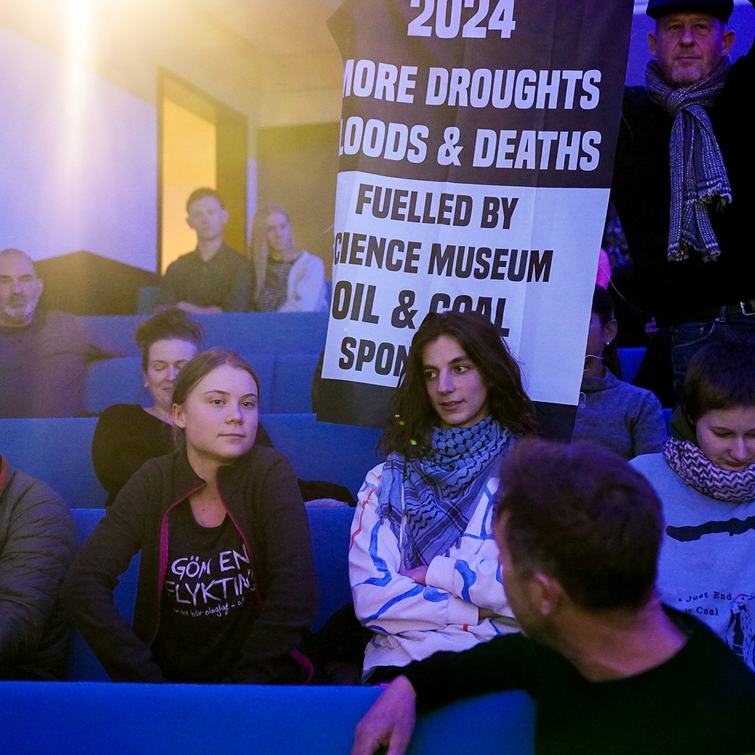 🚨*Breaking news* 'Is that what you stand for at the @sciencemuseum?' @GretaThunberg challenges the Science Museum's science director @RogerHighfield over the museums unethical fossil fuel sponsors - BP, Equinor & Adani! Video in🧵👇