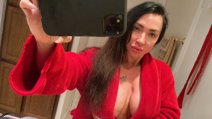 💋 Just a Big Brute MILF with Nipples ready to poke your eyeballs out! Take those Tits like the champ