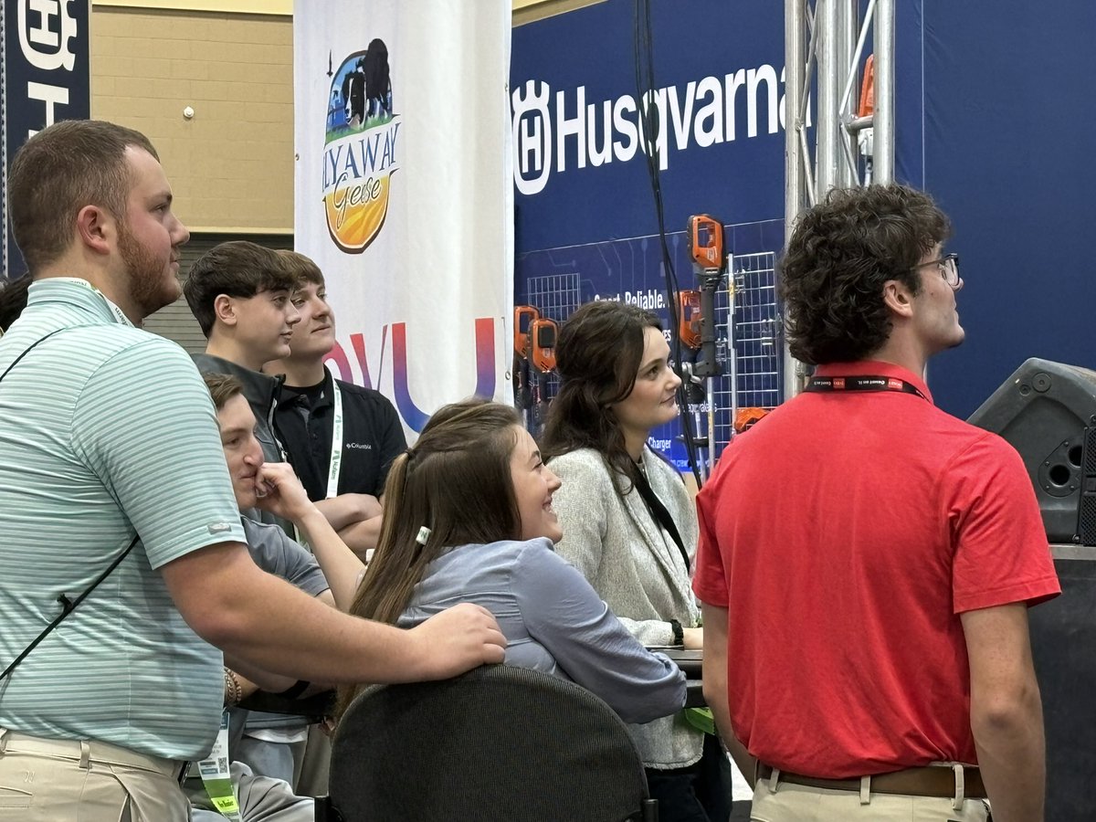 GCSAA's tweet photo. Bogdanski’s students come to support him as he receives the Edwin Budding Award. #GCSAAConference https://t.co/oMUymuGWOV