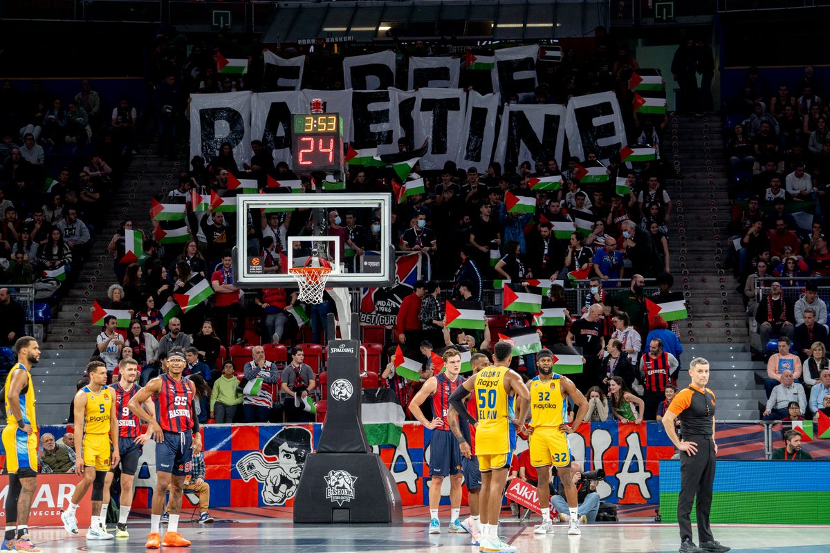 relevo's tweet photo. 🇵🇸 "FREE PALESTINE".

La afición de Baskonia ha mandado su apoyo a Palestina durante el partido de Euroliga contra el Maccabi Tel Aviv israelí. 

📌 Sacaron banderas del país y la grada cantó "Israel genocida". https://t.co/srxtri5GVs