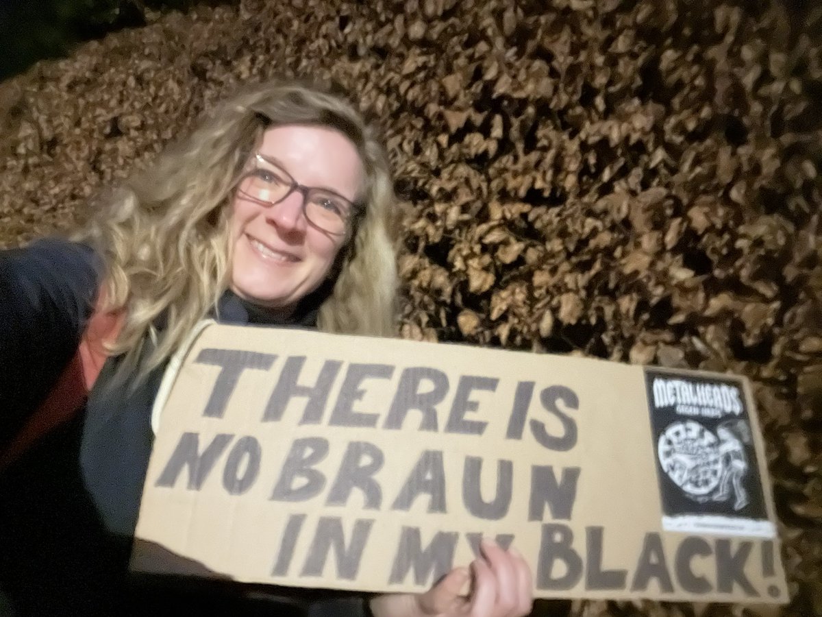 NessiWeste's tweet photo. Auch im kleinen #rellingen steht man auf gegen Rechts! Besonderen Dank hier an die #kapitänschwandt für seine Rede! #NieWiederIstJetzt #fckafd #ganzklargegennazis https://t.co/uMCOKQTteL