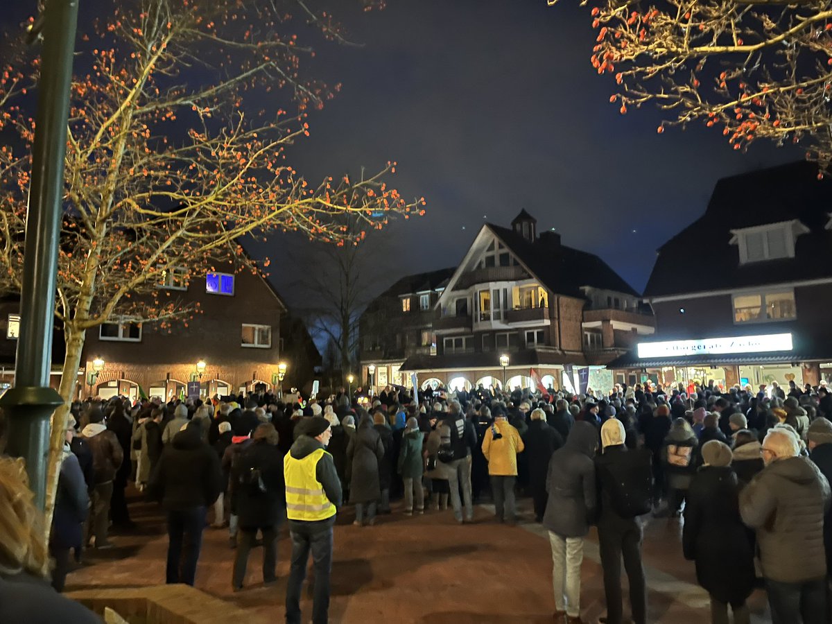 NessiWeste's tweet photo. Auch im kleinen #rellingen steht man auf gegen Rechts! Besonderen Dank hier an die #kapitänschwandt für seine Rede! #NieWiederIstJetzt #fckafd #ganzklargegennazis https://t.co/uMCOKQTteL