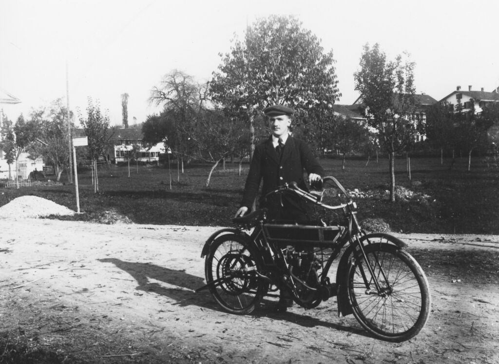 Heinrich Pfenninger erwarb 1909 den Fahrausweis und absolvierte die Chauffeur-Fachschule Emch in #Zürich. Er war Privatchauffeur von Robert Honegger. Von 1920 bis 1971 führte er in Ettenhausen eine Velo-Werkstatt.  (^it)
➡ t1p.de/ahbxe

#wetzikon
