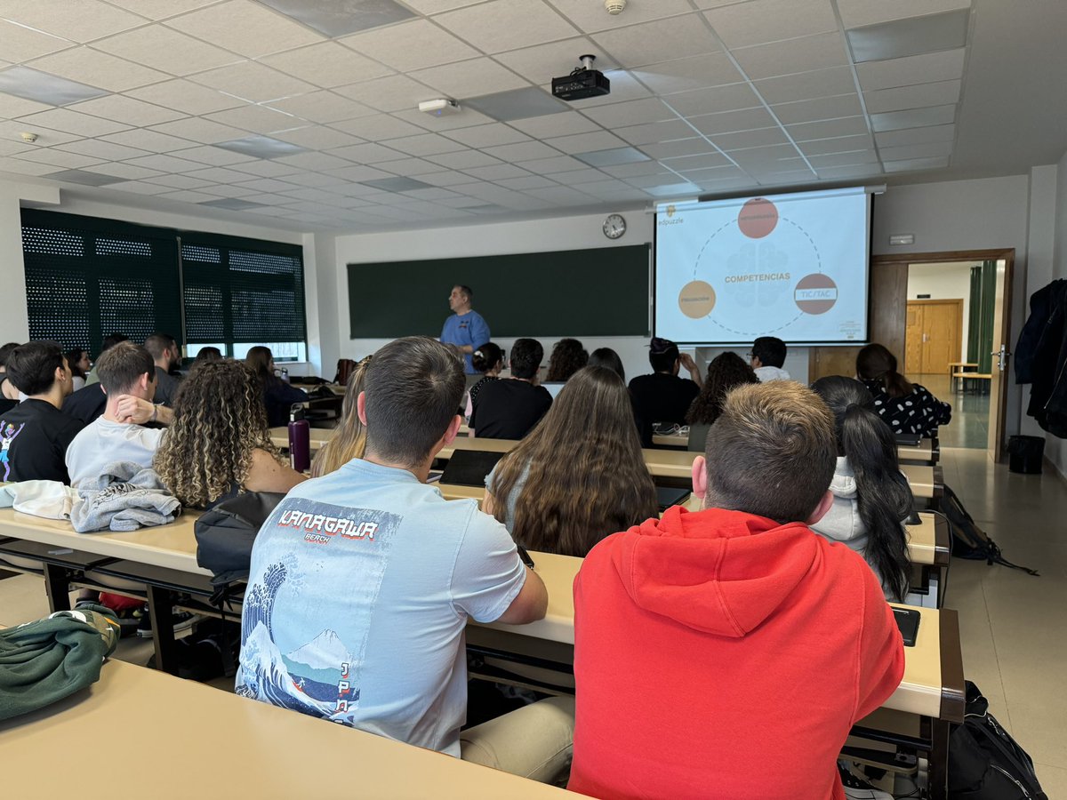 RodrigoMorchon's tweet photo. De vuelta @elpatiodeoscar en el #MUPES #BioGeo @usal. Metodologías activas, el reto de @edpuzzle como herramienta, entre otros. Siempre es un placer. https://t.co/WjzYwoj8ib