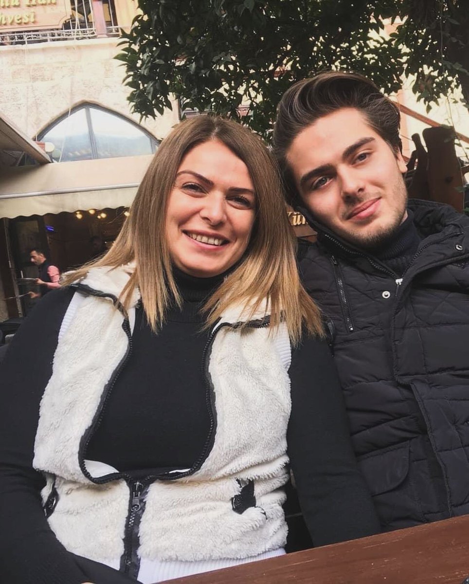 cmyurtseven's tweet photo. Geçen sene bugün uçağıma bıraktınız beni, sadece 4 günlüğüne İstanbula gittim, o gün son kez sizi gördüm, son kez konuştum, son kez dokundum, son kez öptüm, son kez sarıldım, odamdaki dolabın kapağını son kez kapattım odama son kez bir dönüp baktım, gider ayak ağızıma tıktığı annemin yaptığı yemeği son kez yedim, son kez evimin kokusunu içime çektim, son kez onlarla birlikte arabaya bindim, son kez aileme veda ettim, sonsuz veda..ve güzel şehrime son bir kez uçaktan baktım..

Bizler bir çok duyguyu son kez yaşadık, bir çoğumuz bu saatlerde yemek masasında, bizler o masa da son kez oturduk.