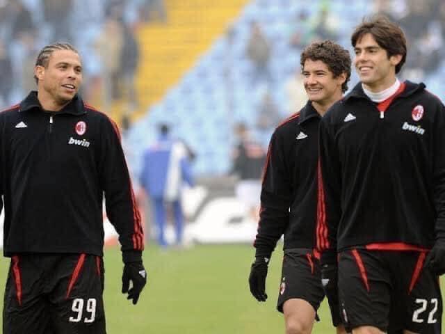 🗣️ Alexandre Pato: "Entré en el vestuario del Milan con 17 años. Ronaldo me dio una revista Playboy y me dijo 'estas en mi grupo o en el grupo religioso de Kaká'."
