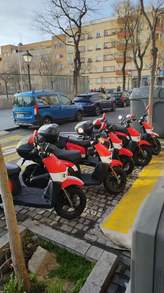 MarioCC6's tweet photo. Esto es un paso de cebra @ACCIONA no un aparcamiento de motos!!! https://t.co/XmxbYD8qjh
