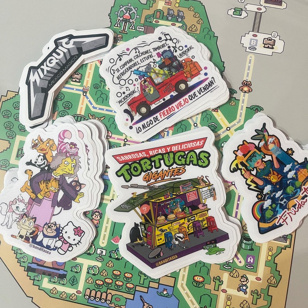Juicy_Colors's tweet photo. De venta a partir de hoy en @vavavashop  Calle Gral. Prim 12, Colonia Centro. De 12 a 6 pm. (No incluye marco). Solo 100 piezas, numerados y formados. Los primeros 10 incluyen un pack de stickers de @banditasea. Así que ya saben Banda #metrobros #cdmx #mexicocityofficial https://t.co/SN1z15g4SI