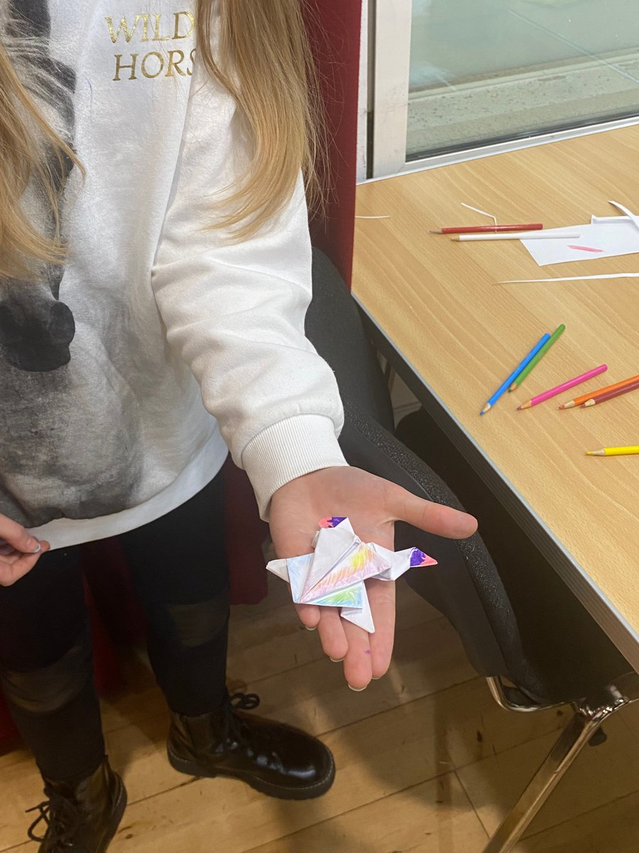 Last week during our After School Club session we learned the art of origami and made adorable paper frogs. We always try to provide fun and creative sessions here at DH! #afterschoolclub #Camden #Origami 🐸 📄