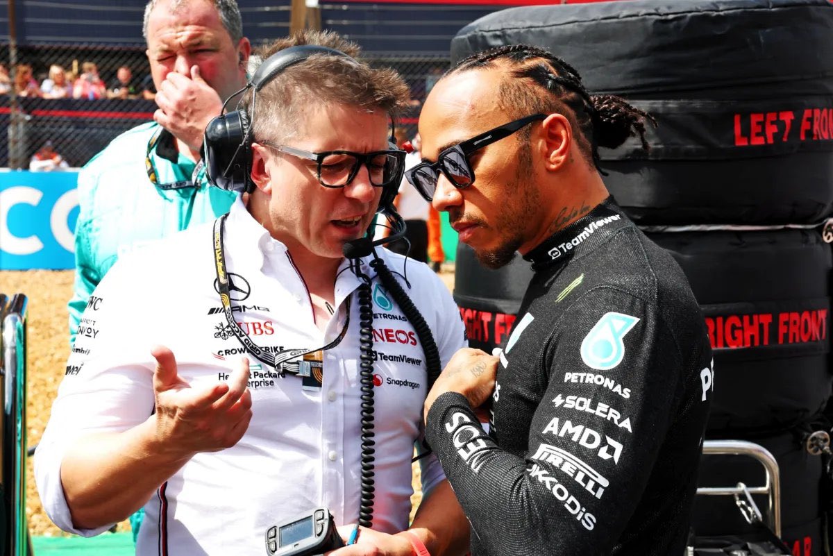 chacho_lml's tweet photo. Va a ser muy interesante el manejo del aislamiento informático que Mercedes haga internamente, porque no se tratará solo de la eventual salida de Hamilton, sino que varios miembros clave del equipo serian susceptibles de entrar al 'lock down'. ¿Que tanto afectaría eso el desarrollo del auto en la temporada? Podría ser un golpe fuerte a MB.