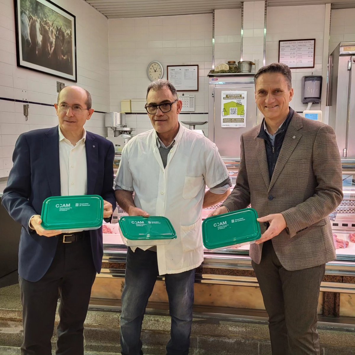 MercatsdeReus's tweet photo. Els #MercatsdeReus repartiran  2.600 carmanyoles de la campanya del Govern per fomentar la reutilització d'envasos. 
La iniciativa del @ccamcat vol conscienciar el comerç i la ciutadania sobre la reutilització i reducció de residus♻️

 #MercatsConscients #reus #mercatsmunicipals https://t.co/dJgzDtpkhE