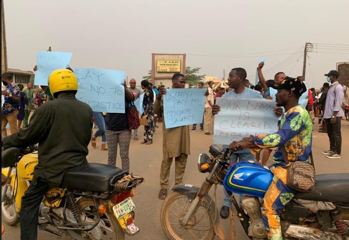 MobilePunch's tweet photo. OAUTH workers protest sacking, demand 14-month salary
https://t.co/8EZPOAzDQ5 https://t.co/nMYUeEKDrm