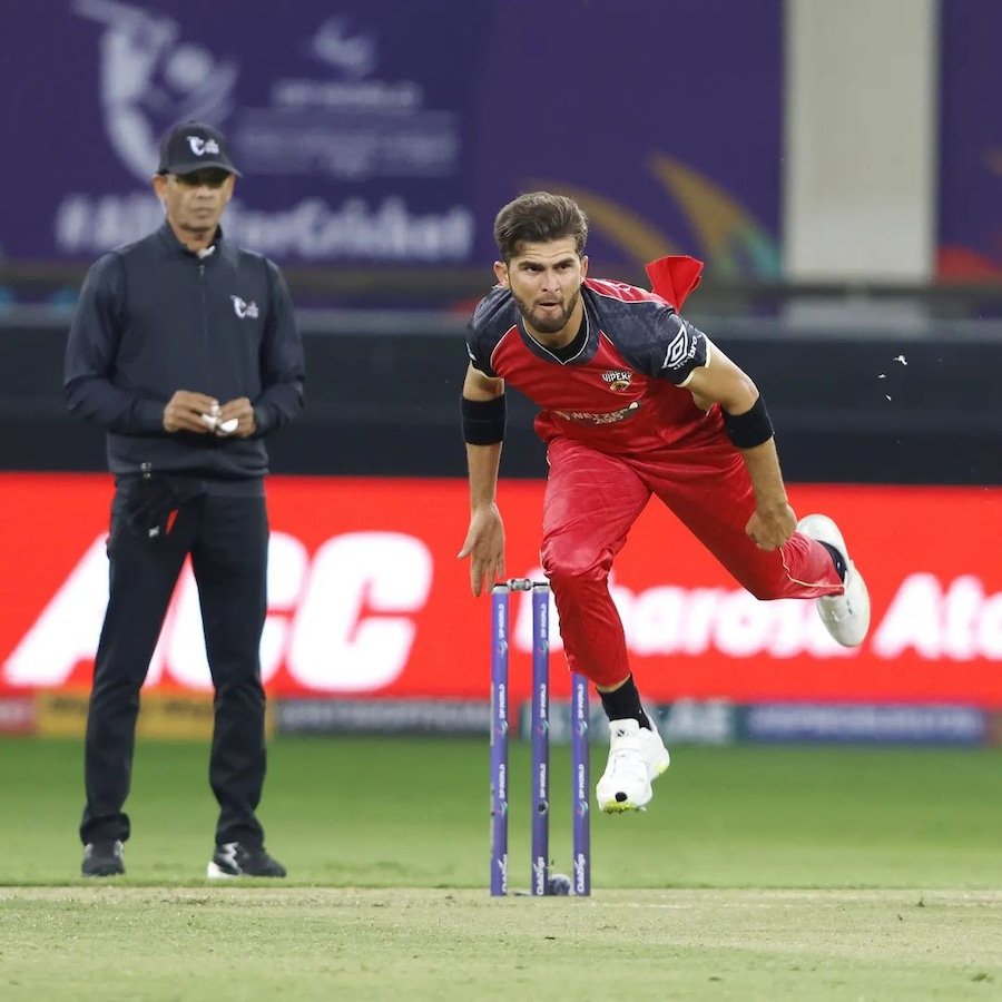 SHAHEEN AFRIDI REMOVES DAVID WARNER FOR 4 🔥🔥🔥
Two wickets in two overs for Shaheen! What a start for him against Delhi Capitals ❤️
#ILT20 #ShaheenShahAfridi
#DPWorldILT20 #AllInForCricket #DCvDV #Cricket #cricprozone