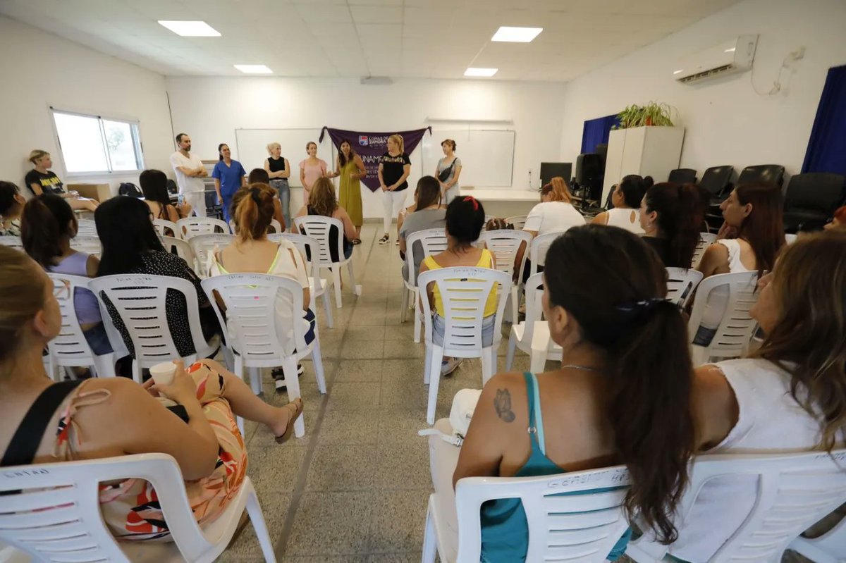 subsaludbap's tweet photo. Trabajamos para garantizar la continuidad de cuidados. 🤍

➡️ En el Hogar “Fátima Catan” de #VillaFiorito hicimos entrega de  resultados a las mujeres que participaron a fin de 2023 de una jornada de prevención de cáncer de cuello uterino mediante la autotoma del Test de VPH. https://t.co/JFq7FMh82J