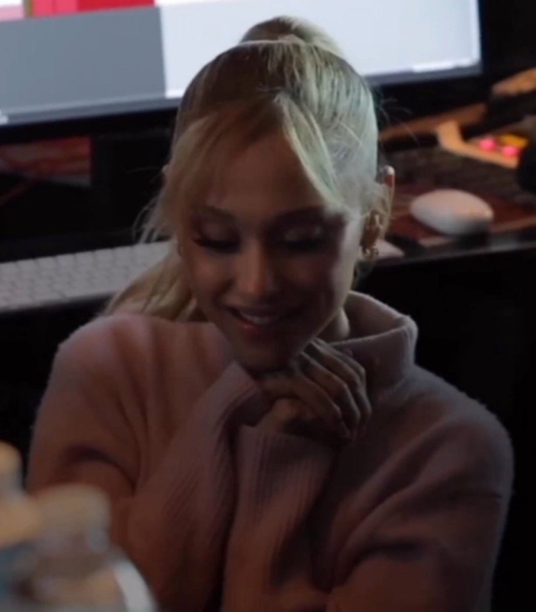 Llevo siguiendo a Ariana por más de 10 años y nunca la había visto tan feliz/entusiasmada/nerviosa/involucrada con la creación y lanzamiento de un álbum. 

"eternal sunshine" estamos esperando por ti ☀️