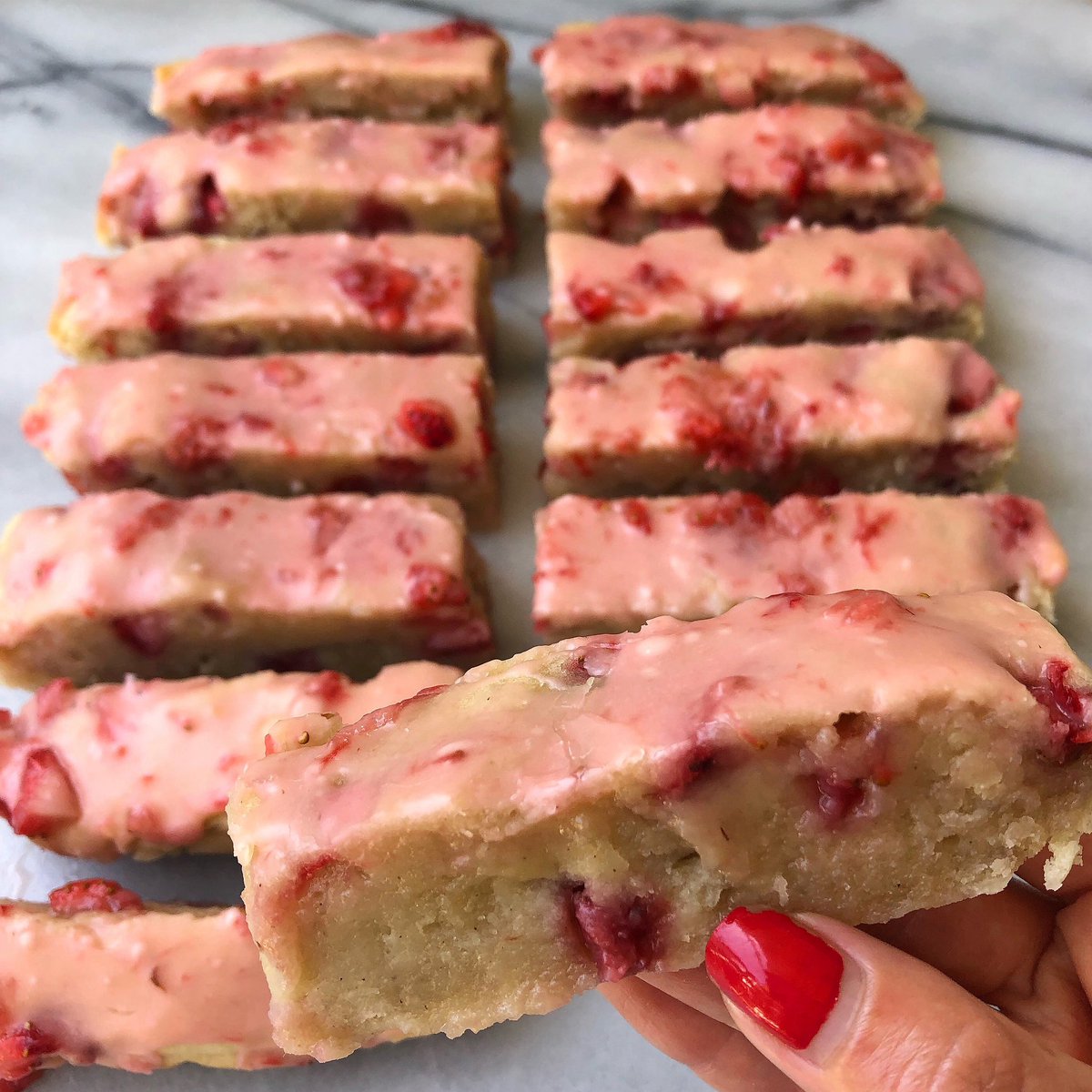 These #GlutenFree strawberry cake bars are BERRY delicious‼️ The 🎂 is so moist, and the 🍓 glaze makes it even better😍 Perfect dessert to make for #ValentinesDay 💋 Recipe at glutenfreefollowme.com/recipe/strawbe… ❤️#glutenfreevalentinesday #valentinesdaydessert #glutenfreedessert