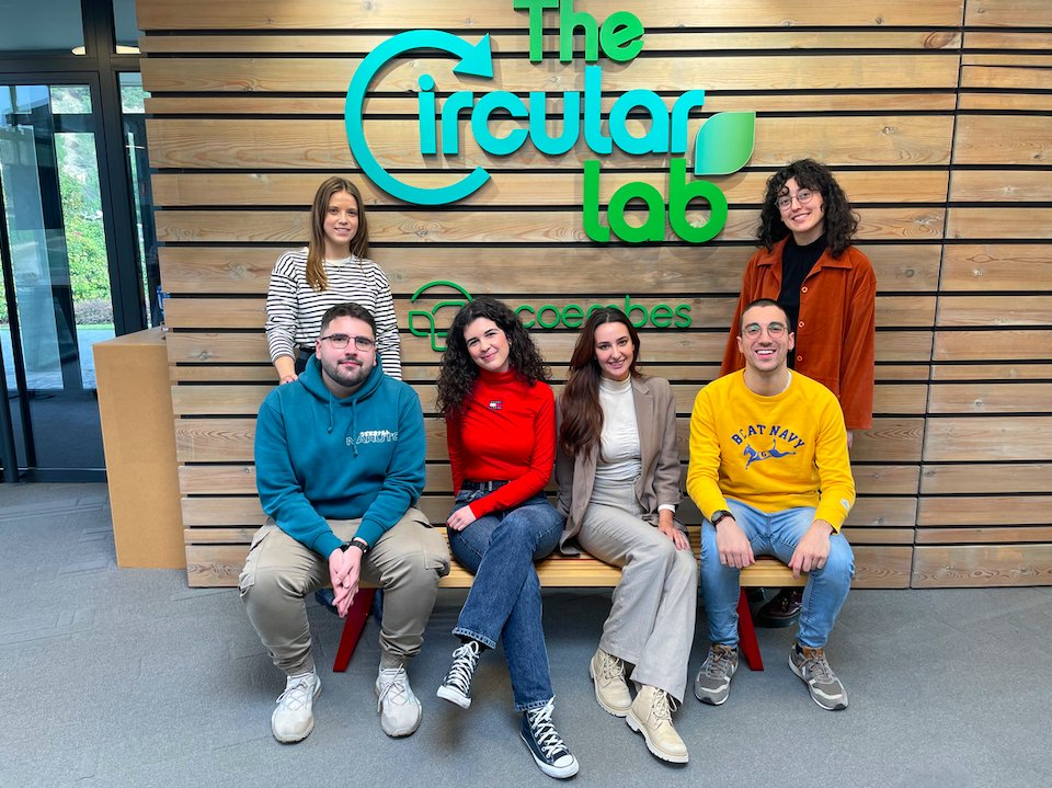 TheCircularLab's tweet image. ¡Hoy da comienzo la X edición de #CircularTalentLab! 🙌Los jóvenes talentos están cada vez más comprometidos con el planeta y la #EconomíaCircular.

Durante 3 meses estarán desarrollando una solución para resolver un reto medioambiental.🌱